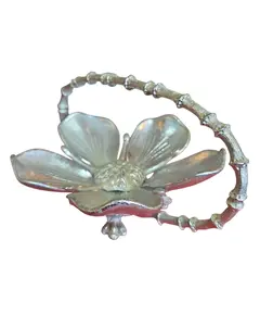 Foto de um(a) Cinzeiro Design Pétalas em Alumínio Polido, da categoria de Cinzeiros. Adicione um toque de brilho e modernidade ao seu ambiente com este cinzeiro em formato de pétalas. Produzido em alumínio de... Vendido no marketplace Trésors.