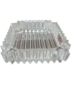 Foto de um(a) Cinzeiro Cristal - Geométrico, da categoria de Cinzeiros. O ápice da elegância funcional. Este cinzeiro é esculpido em cristal de alta transparência, apresentando lapidações... Vendido no marketplace Trésors.