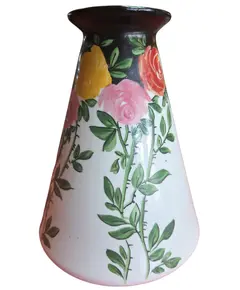 Foto de um(a) Vaso em Cerâmica Weiss - Pintura Floral Manual - Mogi das Cruzes, da categoria de Vasos. Vaso decorativo em cerâmica esmaltada da tradicional marca brasileira Weiss, fabricado em Mogi das Cruzes (SP). A peça... Vendido no marketplace Trésors.