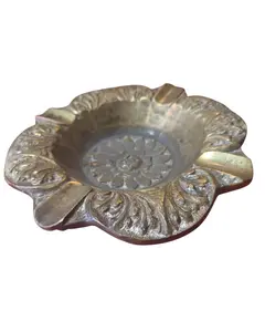 Foto de um(a) Cinzeiro em Bronze – Design Floral, da categoria de Cinzeiros. Elegância e durabilidade se unem neste cinzeiro circular em bronze trabalhado. O fundo exibe uma belíssima flor central em... Vendido no marketplace Trésors.