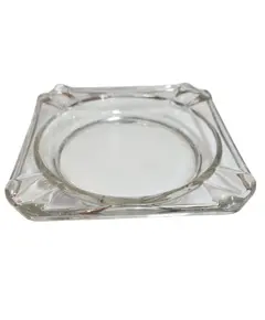 Foto de um(a) Cinzeiro Vidro Vintage, da categoria de Cinzeiros. Feito para o movimento. Este cinzeiro de vidro temperado foi projetado para aguentar o ritmo do dia a dia. Com bordas... Vendido no marketplace Trésors.