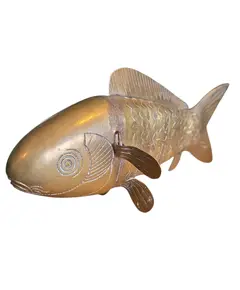 Foto de um(a) Peixe Escultural em Latão Dourado, da categoria de Escultura. A pátina natural do latão confere um charme vintage autêntico, tornando-o o acessório perfeito para mesas de centro,... Vendido no marketplace Trésors.