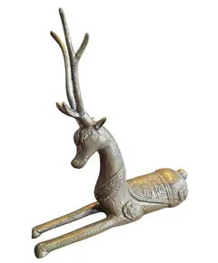 Foto de um(a) Cervo Majestoso em Bronze, da categoria de Escultura. Esta escultura captura a essência da vida selvagem com um realismo impressionante. Fundida em bronze de alta qualidade, a... Vendido no marketplace Trésors.