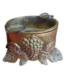 Foto de um(a) Cinzeiro de Coleção em Bronze Maciço – Relevo Frutas e Folhagens, da categoria de Cinzeiros. Este é um cinzeiro ornamental de alta qualidade, confeccionado em bronze maciço, destacando-se pelo trabalho artesanal de... Vendido no marketplace Trésors.