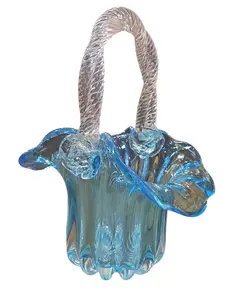 Foto de um(a) Cesta em Murano Azul, da categoria de Cestos e Caixas. Cesta em Murano Mais do que um objeto, uma obra de arte. Esta cesta em Murano captura a luz de forma mágica, trazendo a... Vendido no marketplace Trésors.