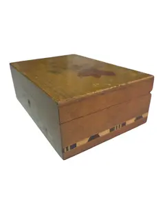 Foto de um(a) Porta-Joias Luxo em Marchetaria – Detalhe Floral de Rosas na Tampa, da categoria de Porta-Jóias. Com a beleza clássica da marcenaria tradicional, este porta-joias destaca-se pela sua tampa ricamente trabalhada em... Vendido no marketplace Trésors.