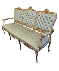 Foto de um(a) Magnífico Sofá Luís XV – Madeira Nobre com Entalhes Florais e Ouro, da categoria de Sofás. Uma verdadeira obra de arte para o seu ambiente. Este sofá clássico estilo Luís XV exala elegância com suas linhas fluidas e... Vendido no marketplace Trésors.