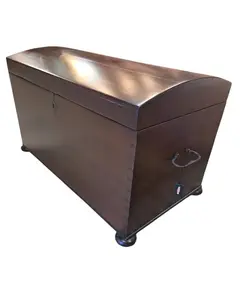 Foto de um(a) Baú Organizador de Imbuia – Sofisticação e História no seu Quarto, da categoria de Baús. Uma peça imponente que atravessa gerações. Este baú é confeccionado em imbuia maciça, uma das madeiras mais raras e nobres... Vendido no marketplace Trésors.