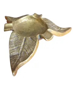 Foto de um(a) Cinzeiro Escultural em Bronze Maciço – Formato Flor em Pétalas, da categoria de Cinzeiros. Uma verdadeira joia para a sua mesa. Este cinzeiro em formato de flor é fundido em bronze maciço, apresentando um peso... Vendido no marketplace Trésors.