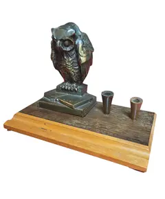 Foto de um(a) Tinteiro Monumental: A Coruja de Bronze, da categoria de Organizadores. Este tinteiro é um objeto de escrita clássico que remete à sofisticação das antigas bibliotecas e salas de estratégia. A... Vendido no marketplace Trésors.