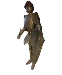 Foto de um(a) Armadura Medieval em Tamanho Real – Latão Envelhecido com Escudo e Elmo Articulado, da categoria de Armas e armaduras. Transforme qualquer ambiente em um verdadeiro cenário histórico com esta magnífica armadura em tamanho real. Confeccionada... Vendido no marketplace Trésors.