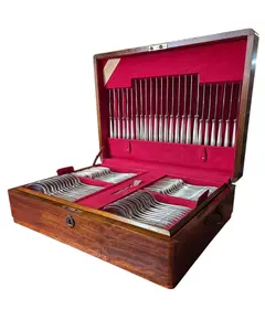 Foto de um(a) Faqueiro Radio Prateado - 104 Peças Completo com Estojo, da categoria de Faqueiros / Jogo de talheres. O clássico que nunca sai de moda na sua mesa. Para quem busca uma mesa posta com presença e história, este faqueiro Modelo... Vendido no marketplace Trésors.