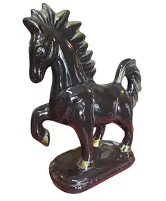 Foto de um(a) Corcel Imperial: Porcelana Vitrificada de Alto Padrão, da categoria de Escultura. Uma peça statement que exala força e mistério. Esta escultura de cavalo é produzida em porcelana de alta densidade. O efeito... Vendido no marketplace Trésors.