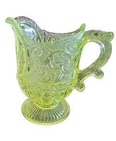 Foto de um(a) Cremeira Antiga em Uralina, da categoria de Cremeiras. Peça indispensável para colecionadores de vidros antigos e curiosidades históricas. Esta cremeira é fabricada em Uralina... Vendido no marketplace Trésors.