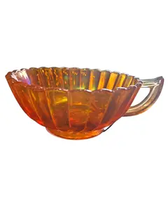 Foto de um(a) Xícara Carnival Glass Vintage, da categoria de Xícaras. Traga o charme das feiras de antiguidade para a sua mesa. Esta xícara de Carnival Glass não é apenas um item utilitário, mas... Vendido no marketplace Trésors.
