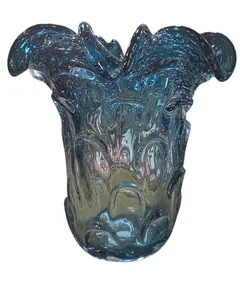 Foto de um(a) Vaso Murano: Onde o Vidro se Torna Poesia, da categoria de Cristais. Cada curva deste vaso conta uma história de fogo e sopro. Feito artesanalmente, este Murano carrega a alma da tradição... Vendido no marketplace Trésors.