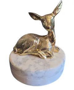 Foto de um(a) Alce Majestoso: Escultura de Bronze sobre Base de Mármore, da categoria de Escultura. Uma peça que evoca a grandiosidade e a serenidade da natureza selvagem. Esta impressionante escultura de alce,... Vendido no marketplace Trésors.