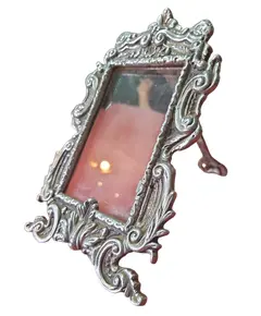 Foto de um(a) Porta-retrato em metal decorativo, da categoria de Porta retratos. Lembranças especiais pedem uma moldura à altura. Fabricado em metal de alta qualidade, este porta-retrato é o presente ideal... Vendido no marketplace Trésors.