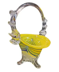 Foto de um(a) Cesta em Murano Amarelo, da categoria de Cestos e Caixas. Cesto em Murano Mais do que um objeto, uma obra de arte. Esta cesta em Murano captura a luz de forma mágica, trazendo a... Vendido no marketplace Trésors.
