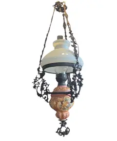 Foto de um(a) Lustre Antigo em Ferro Forjado, Cerâmica Esmaltada e Opalina, da categoria de Lustres. Lustre antigo decorativo, combinando a robustez do ferro com a delicadeza de detalhes em cerâmica esmaltada. Conta com... Vendido no marketplace Trésors.