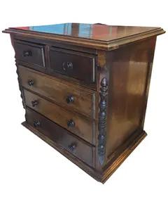 Foto de um(a) Cômoda em Madeira Maciça – Charme Natural para sua Casa, da categoria de Cômodas e Sapateira. Leve o aconchego da natureza para dentro do seu lar. Esta cômoda valoriza a textura autêntica da madeira, trazendo... Vendido no marketplace Trésors.