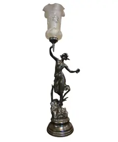 Foto de um(a) Luminária Francesa "La Jeunesse" – Escultura Art Nouveau Assinada por Geo Maxim, da categoria de Escultura. Belíssima luminária escultórica de mesa, típica do período Belle Époque francesa. A peça retrata uma figura feminina... Vendido no marketplace Trésors.