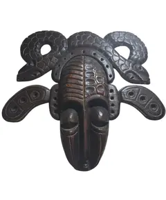Foto de um(a) Máscara Tribal Decorativa em Madeira Nobre – Entalhe de Serpentes e Simbolismo Africano, da categoria de Objetos de parede esculturais. Esta é uma peça de arte mural imponente e sofisticada, perfeita para colecionadores ou para quem deseja um ponto focal... Vendido no marketplace Trésors.