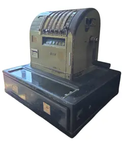 Foto de um(a) Caixa Registradora Antiga RIV – Relíquia Vintage Industrial Decorativa, da categoria de Outros colecionáveis. Adicione um toque autêntico de história ao seu ambiente com esta caixa registradora original da marca RIV. Com seu design... Vendido no marketplace Trésors.