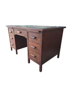 Foto de um(a) Rara Escrivaninha Ronconi em Imbuia Maciça – Design Atemporal e Selo de Autenticidade, da categoria de Escrivaninhas e Mesas de escritório. Uma oportunidade única para adquirir uma peça de história do mobiliário brasileiro. Esta escrivaninha, fabricada pela... Vendido no marketplace Trésors.