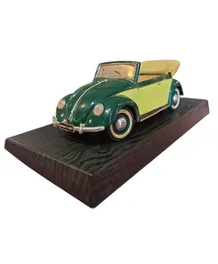 Foto de um(a) Miniatura Volkswagen Cabriolet 1951 - Maisto - Escala 1:18 - Edição Especial "Saia e Blusa", da categoria de Carros e caminhões de brinquedo. Rara e sofisticada, esta miniatura reproduz o charme do Volkswagen Cabriolet 1951. Fabricada pela Maisto, esta peça... Vendido no marketplace Trésors.