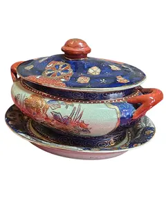 Foto de um(a) Sopeira Antiga com Presentoir em Porcelana Oriental – Satsuma – Detalhes em Ouro, da categoria de Conjuntos de servir. Belíssima sopeira com presentoir (prato de base) em porcelana oriental, uma peça de grande impacto visual e refinamento... Vendido no marketplace Trésors.