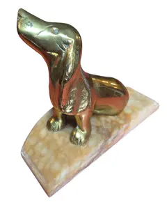 Foto de um(a) Antiga Escultura Cachorro em Bronze e Mármore, da categoria de Escultura. Distinta estatueta colecionável que representa, de forma estilizada e elegante, a silhueta de um cão da raça Dachshund. Esta... Vendido no marketplace Trésors.