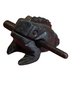 Foto de um(a) Sapinho Musical em Madeira Escura - Percussão Artesanal, da categoria de Outros colecionáveis. Este encantador sapinho não é apenas um item decorativo, mas um instrumento musical de percussão. Ao deslizar a baqueta de... Vendido no marketplace Trésors.