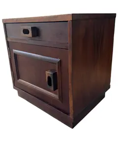 Foto de um(a) Mesa de Cabeceira em Madeira Maciça, da categoria de Cômodas e Sapateira. Beleza atemporal e funcionalidade para o seu dormitório. Esta mesa de cabeceira é uma peça autêntica de meados do século,... Vendido no marketplace Trésors.