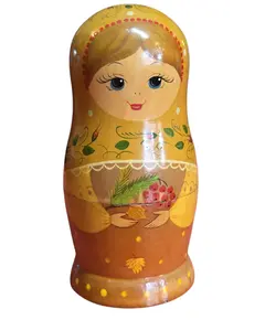 Foto de um(a) Matrioska Russa em Madeira – Conjunto com 3 Bonecas Empilháveis – Pintura Artesanal, da categoria de Bonecas. Adicione um toque de história e folclore à sua decoração com esta encantadora Matrioska (Boneca Russa). Fabricada em madeira... Vendido no marketplace Trésors.