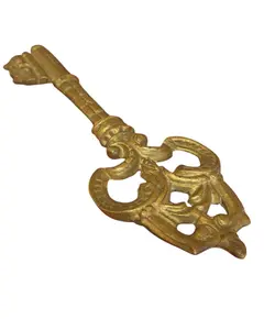 Foto de um(a) Chave Decorativa Vintage em Bronze Maciço, da categoria de Chaveiros. Adicione um toque de elegância histórica e mistério à sua decoração com esta magnífica chave ornamental em bronze. Vendido no marketplace Trésors.