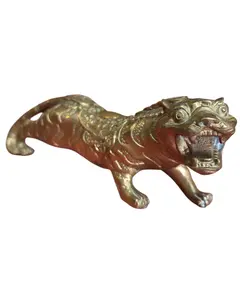 Foto de um(a) Escultura de Tigre em Bronze Maciço - Estilo Oriental, da categoria de Escultura. Esta é uma peça imponente e rica em detalhes, ideal para colecionadores e amantes de decoração clássica. A escultura... Vendido no marketplace Trésors.