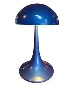 Foto de um(a) Abajur Vintage de Mesa "Cogumelo" – Azul Metálico Estilo Space Age, da categoria de Abajures. Este exemplar é uma peça icônica de iluminação que remete ao design futurista e audacioso das décadas de 1960 e 1970,... Vendido no marketplace Trésors.