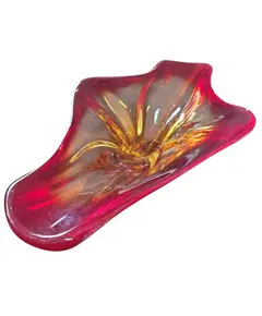 Foto de um(a) Centro de Mesa em Cristal Murano Orgânico – Vermelho, da categoria de Centro de mesa. Esta peça é um exemplo magnífico da técnica de vidro artístico, apresentando um design fluido e orgânico que captura a luz... Vendido no marketplace Trésors.