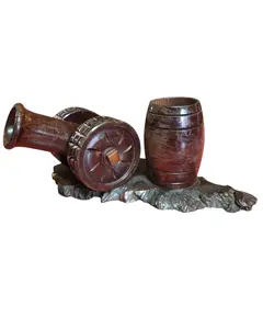 Foto de um(a) Canhão Decorativo em Madeira Nobre e Mini Barril – Peça Vintage, da categoria de Outros colecionáveis. Apresentamos uma distinta peça de coleção e decoração, rica em detalhes e executada com técnicas tradicionais de marcenaria.... Vendido no marketplace Trésors.