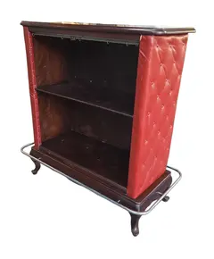 Foto de um(a) Relíquia Anos 60: Bar em Imbuia, Courvin de Época e Piseira de Metal, da categoria de Bares. Uma verdadeira obra de arte para sua casa. Este barzinho exclusivo transporta você diretamente para a sofisticação dos anos... Vendido no marketplace Trésors.