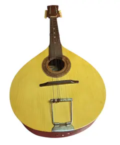 Foto de um(a) Bandolim Antigo Anos 60, da categoria de Instrumentos musicais. Se você busca o timbre doce e percussivo que define as gravações clássicas dos anos 60, este instrumento é uma oportunidade... Vendido no marketplace Trésors.