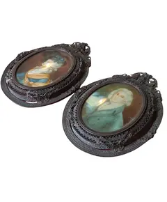 Foto de um(a) Par de Miniaturas Antigas - Retratos Nobres em Molduras de Metal Trabalhado, da categoria de Porta retratos. Este conjunto traz a elegância das miniaturas clássicas, apresentando retratos de um casal com indumentária de época. São... Vendido no marketplace Trésors.