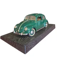Foto de um(a) Miniatura Volkswagen 1951 (Fusca Split Window) - Verde Musgo - Escala 1:18, da categoria de Carros e caminhões de brinquedo. Esta miniatura representa uma das fases mais raras e desejadas da história da Volkswagen: o modelo de 1951. Conhecido... Vendido no marketplace Trésors.