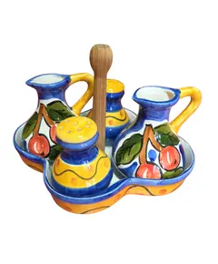 Foto de um(a) Galheteiro de Cerâmica Artesanal 5 Peças, da categoria de Saleiros e pimenteiros. Adicione charme e cor à sua mesa com este lindo galheteiro em cerâmica pintada à mão. Com um design orgânico e cores... Vendido no marketplace Trésors.