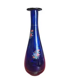 Foto de um(a) Vaso de Vidro Azul Cobalto Com Decoração Floral, da categoria de Vasos. Este vaso de vidro azul cobalto com decoração floral é uma peça charmosa e elegante para qualquer ambiente. O azul profundo... Vendido no marketplace Trésors.