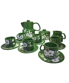Foto de um(a) Jogo de Café/Chá em Porcelana Esmaltada Verde – Pintura Floral Artesanal – 15 Peças, da categoria de Conjuntos de café e chá. Encante seus convidados com este magnífico conjunto de café em porcelana esmaltada. Com um acabamento em verde folha... Vendido no marketplace Trésors.