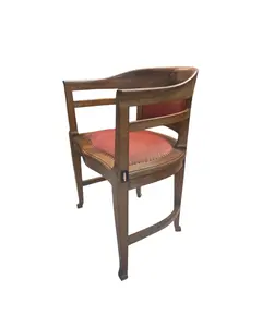 Foto de um(a) Rara Poltrona Centenária – Relíquia do Mobiliário Brasileiro, da categoria de Poltronas. Uma oportunidade única para possuir um pedaço da história. Esta poltrona exibe a tonalidade profunda e os veios únicos que... Vendido no marketplace Trésors.