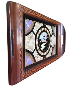 Foto de um(a) Bandeja de Época com Marchetaria e Arte em Asas de Borboleta – Zipperer, da categoria de Bandejas. Esta é uma peça de colecionismo icônica, um testemunho da artesania catarinense de meados do século XX. O selo parcial no... Vendido no marketplace Trésors.