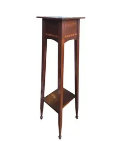 Foto de um(a) Floreira em Imbuia Maciça com Marchetaria – Década de 30, da categoria de Outros objetos decorativos. Esta é uma peça de colecionismo excepcional, que carrega a história da movelaria paranaense do início do século XX. O selo... Vendido no marketplace Trésors.